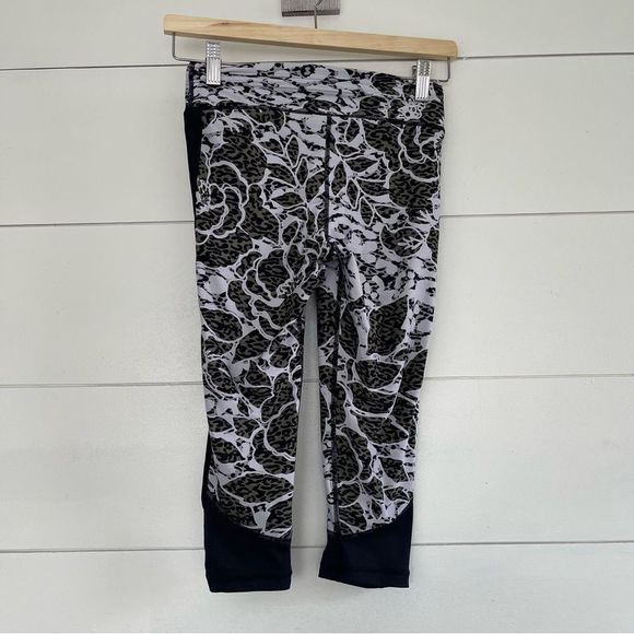 Revolve the Upside Cropped Floral Leggings - Picture 4 of 6